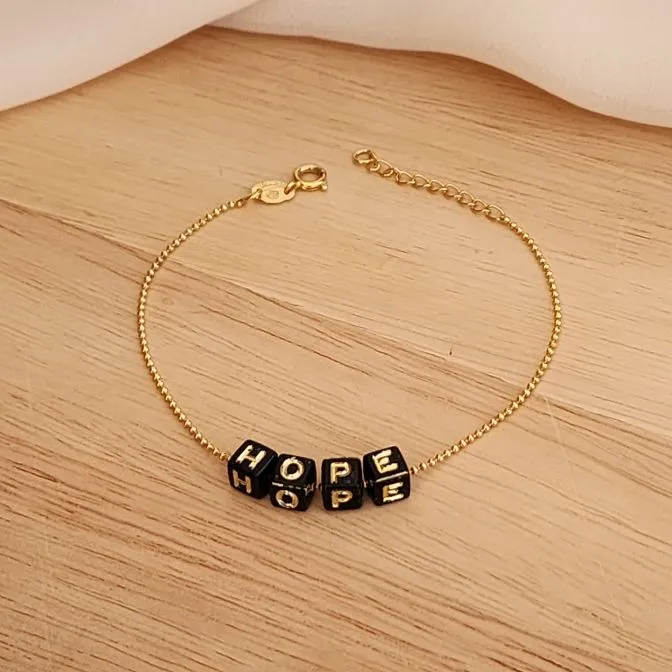 PULSEIRA BOLINHAS COM LETRAS PRETAS HOPE