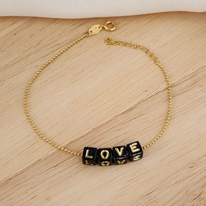 PULSEIRA BOLINHAS COM LETRAS PRETAS LOVE