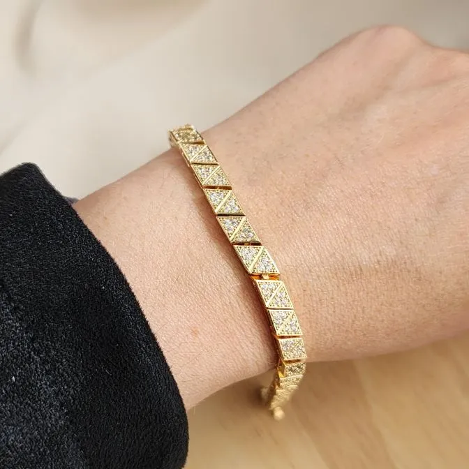 PULSEIRA BRACELETE DOURADA TRIÂNGULOS CRAVEJADOS EM ZIRCÔNIAS