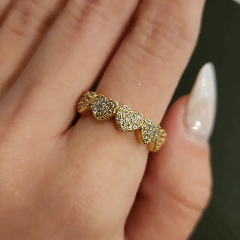 ANEL DOURADO CORAÇÃO CRAVEJADO EM MICROZIRCÔNIAS CRISTAL