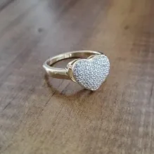 ANEL DOURADO CORAÇÃO CRAVEJADO EM MICROZIRCÔNIAS CRISTAL