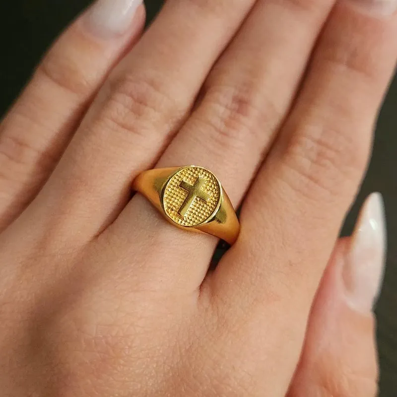 ANEL DOURADO CRUZ DETALHES