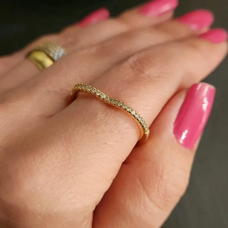 ANEL DOURADO FORMATO CORAÇÃO CRAVEJADO MICROZIRCÔNIAS CRISTAL