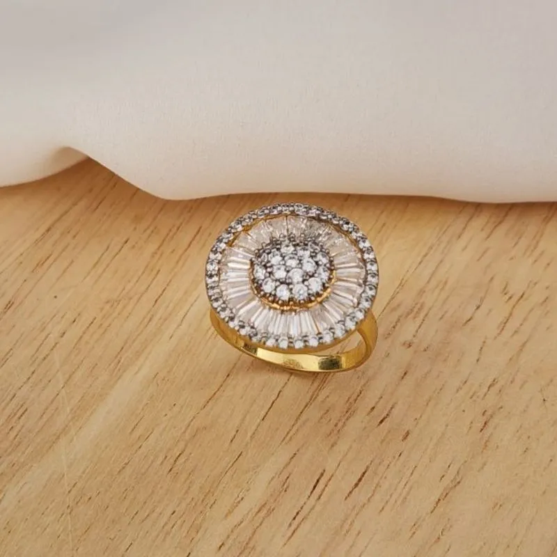 ANEL DOURADO FORMATO PIZZA CRAVEJADO ZIRCÔNIA CRISTAL