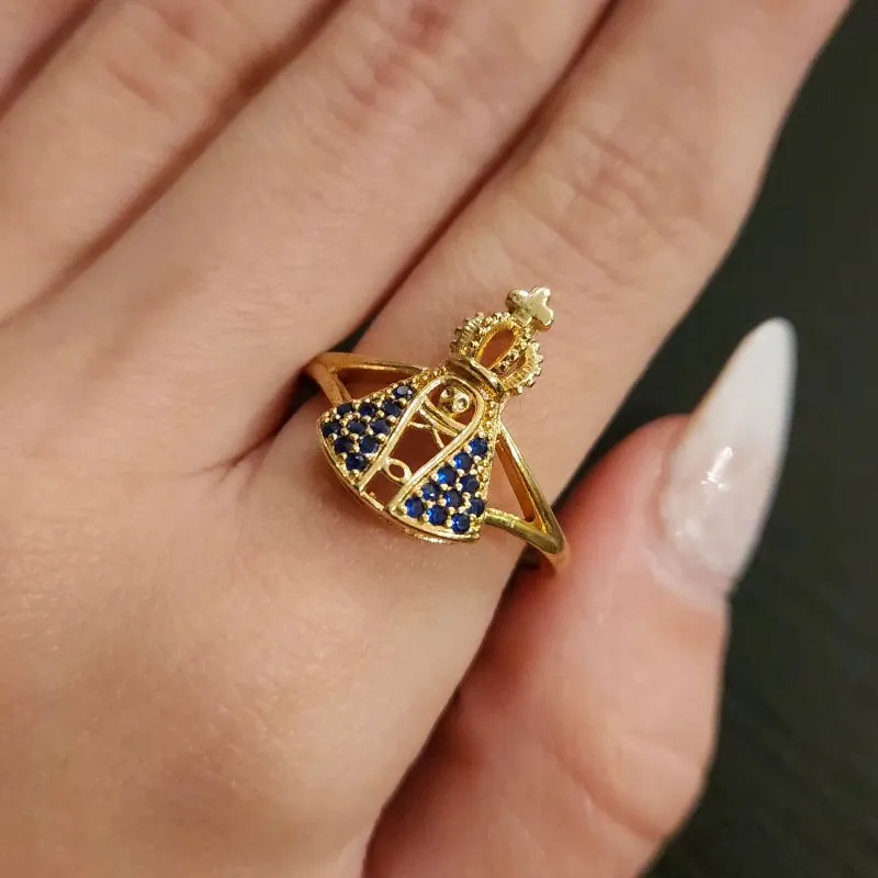 ANEL DOURADO NOSSA SENHORA APARECIDA CRAVEJADA EM MICROZIRCÔNIAS SAFIRA