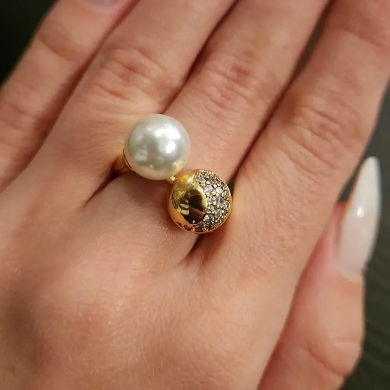 ANEL DOURADO PÉROLA E BOLA COM DETALHE CRAVEJADO EM MICROZIRCÔNIAS CRISTAL