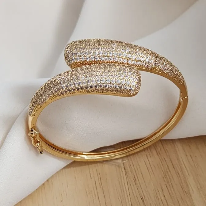 BRACELETE CRAVEJADO EM MICROZIRCÔNIAS CRISTAL DOURADO TRANÇADO