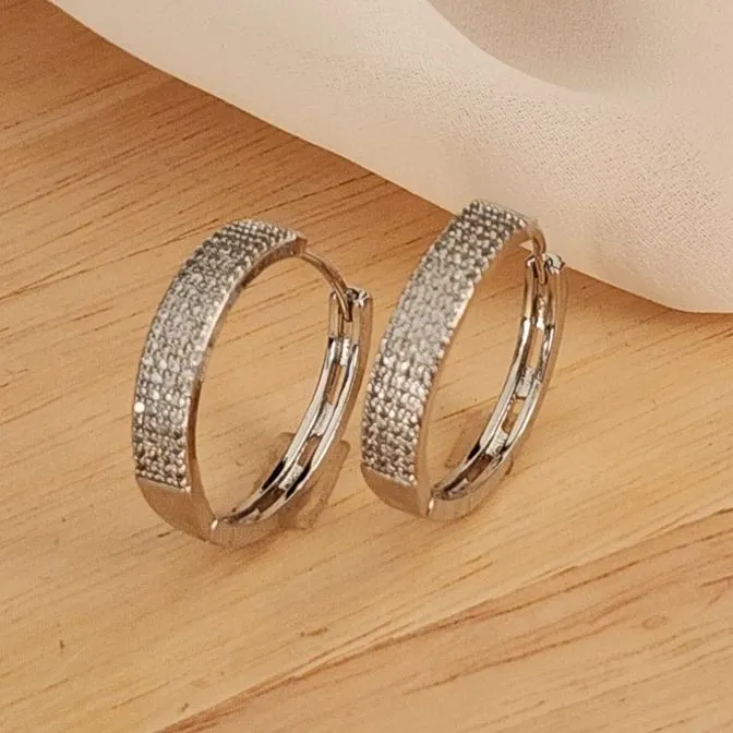 BRINCO ARGOLA CRAVEJADA MICROZIRCÔNIAS TRÊS FIOS