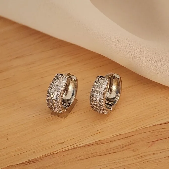 BRINCO ARGOLA CRAVEJADA MICROZIRCÔNIAS  TRÊS FIOS