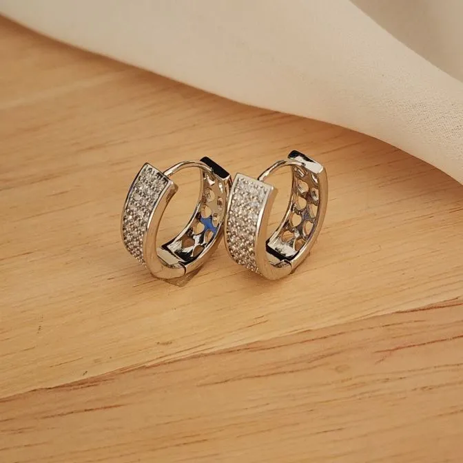 BRINCO ARGOLA CRAVEJADA MICROZIRCÔNIAS TRÊS FIOS GOTA FUNDO CORAÇÃO