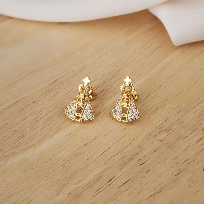 BRINCO DOURADO NOSSA SENHORA APARECIDA CRAVEJADO EM MICROZIRCÔNIAS COLORIDAS