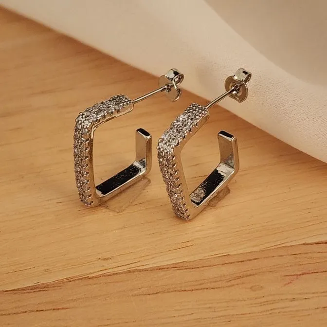 BRINCO ESTILO ARGOLA CRAVEJADA MICROZIRCÔNIAS CRISTAL QUADRADA