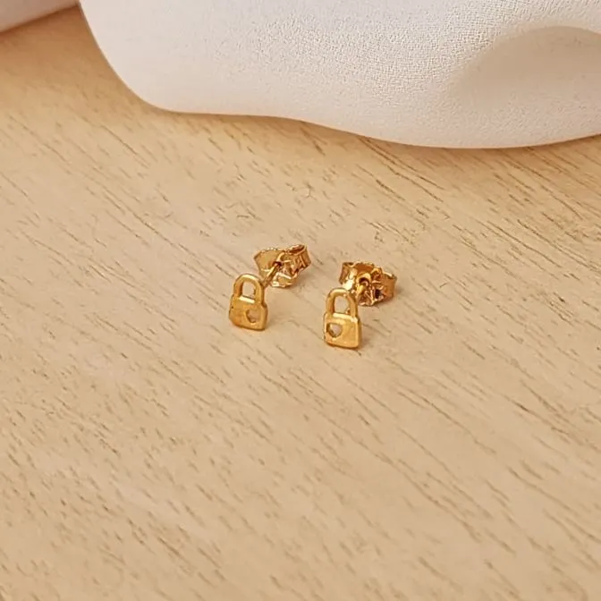 BRINCO MINI CADEADO CORAÇÃO VAZADO