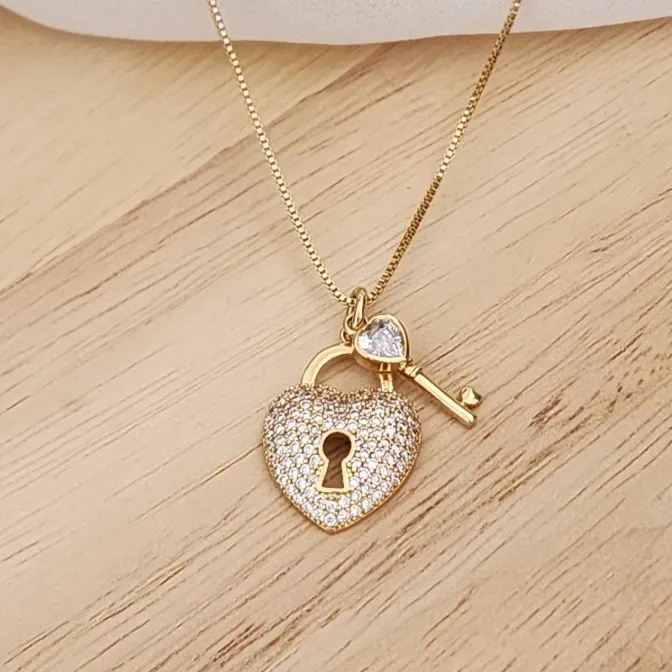 COLAR DOURADO CORAÇÃO E CHAVE CRAVEJADO EM MICROZIRCÔNIAS CRISTAL
