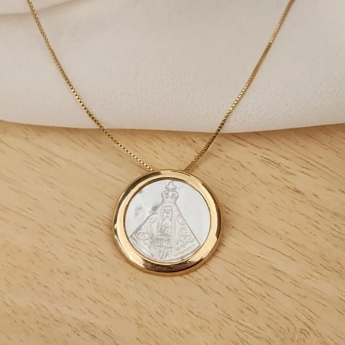 COLAR DOURADO NOSSA SENHORA APARECIDA MADREPÉROLA