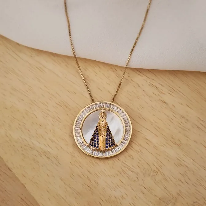 COLAR DOURADO NOSSA SENHORA APARECIDA ZIRCÔNIAS CRISTAL E MANTO CRAVEJADO AZUL