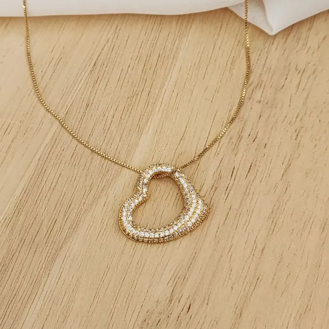 COLAR DOURADO PINGENTE CORAÇÃO VAZADO CRAVEJADO MICROZIRCÔNIAS CRISTAL