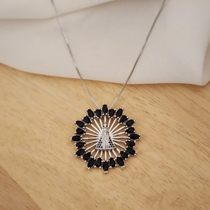 COLAR RÓDIO BRANCO PINGENTE NOSSA SENHORA APARECIDA MANTO ZIRCÔNIAS SAFIRA COM ZIRCÔNIAS NEGRAS