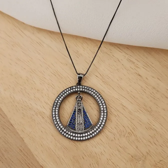 COLAR RÓDIO NEGRO PINGENTE CRAVEJADO COM MICROZIRCÔNIAS CRISTAL E AZUL DE NOSSA SENHORA