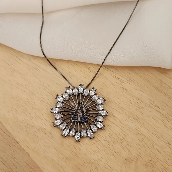 COLAR RÓDIO NEGRO PINGENTE NOSSA SENHORA APARECIDA MANTO MICROZIRCÔNIAS SAFIRA COM ZIRCÔNIAS CRISTAL