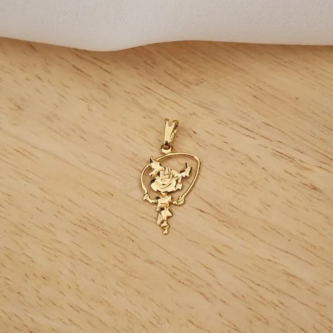 PINGENTE DOURADO MENINA PULANDO CORDA