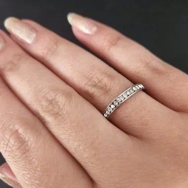 ANEL MEIA ALIANÇA AÇO COM STRASS