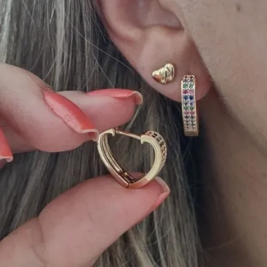 ARGOLINHA DOURADA CORAÇÃO CRAVEJADA EM MICROZIRCÔNIAS MULTICOLORIDAS