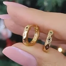 ARGOLINHA DOURADA TRABALHADA DETALHE EM MICROZIRCÔNIAS MULTICOLORIDAS
