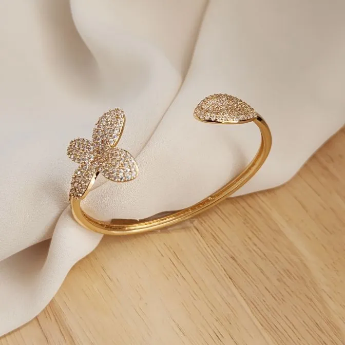 BRACELETE CRAVEJADO EM MICROZIRCÔNIAS CRISTAL DOURADO FLOR E BORBOLETA