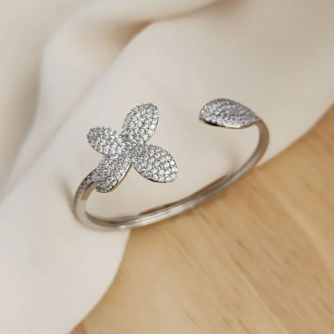 BRACELETE CRAVEJADO EM MICROZIRCÔNIAS CRISTAL PRATA FLOR E BORBOLETA
