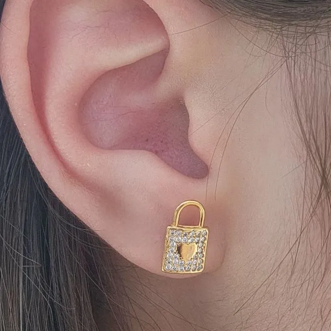 BRINCO DOURADO CADEADO CRAVEJADO EM MICROZIRCÔNIAS CRISTAIS DETALHE CORAÇÃO