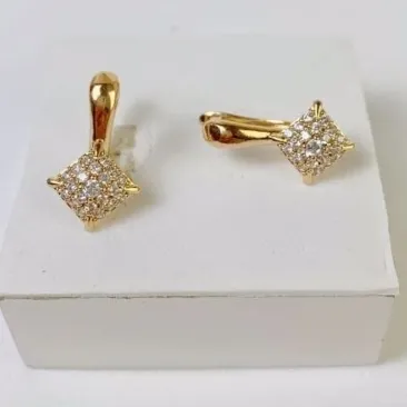 BRINCO DOURADO GANCHO ZIRCÔNIAS CRISTAL