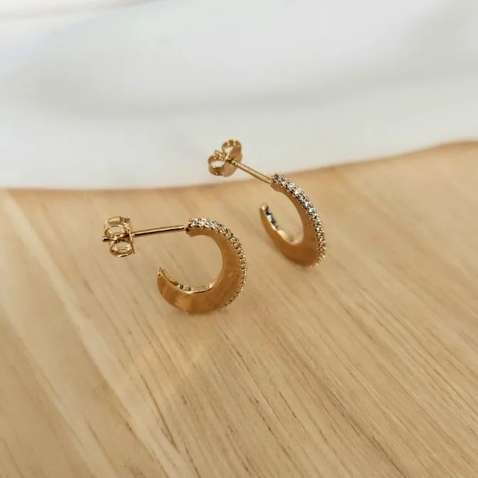 BRINCO DOURADO MEIO GOTA DETALHE MICROZIRCÔNIAS CRISTAL