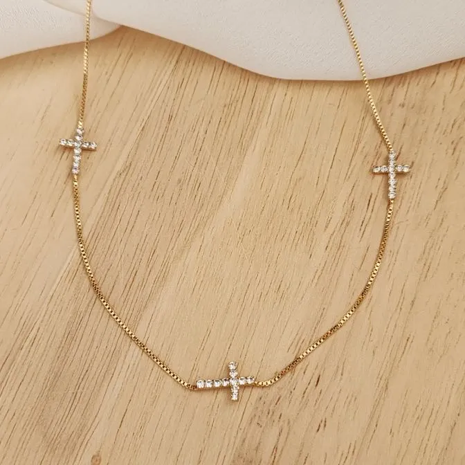 COLAR DOURADO CORRENTE COM CRUZ CRAVEJADA