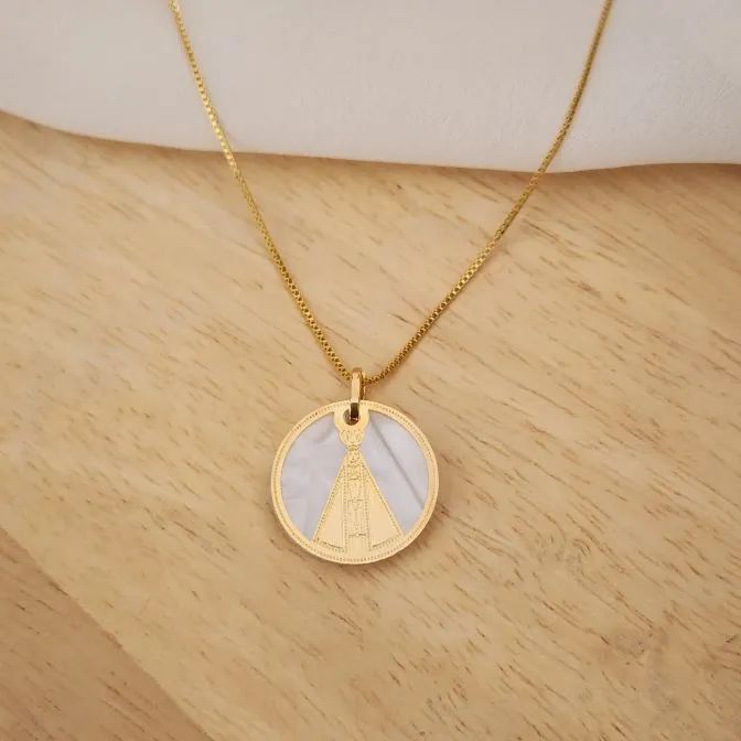 COLAR VENEZIANA COM PINGENTE DE NOSSA SENHORA APARECIDA COM MADREPÉROLA