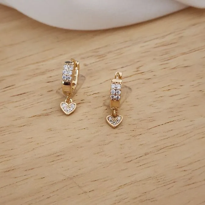BRINCO ARGOLINHA CORAÇÃO CRAVEJADO EM ZIRCÔNIAS